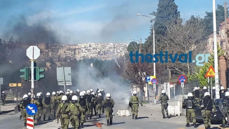 Άγρια επεισόδια στη Θεσσαλονίκη μεταξύ αντιεξουσιαστών και ΜΑΤ (βίντεο)